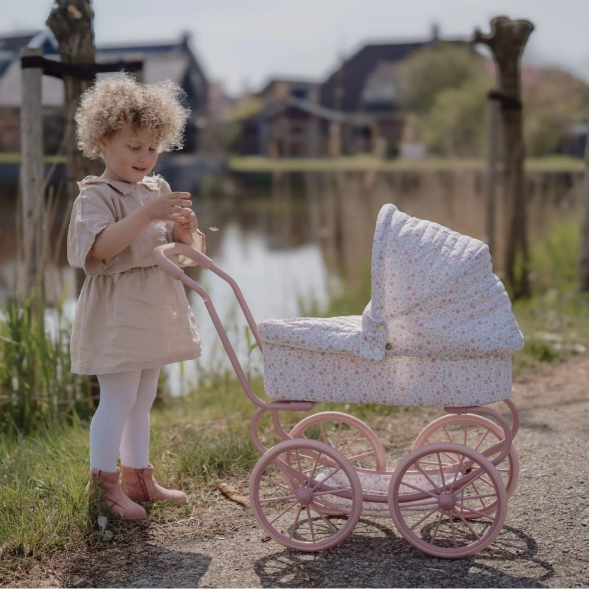 Roza klasičen voziček za punčko Soft Flowers (36 mesecev+), Little Dutch (LD4586)