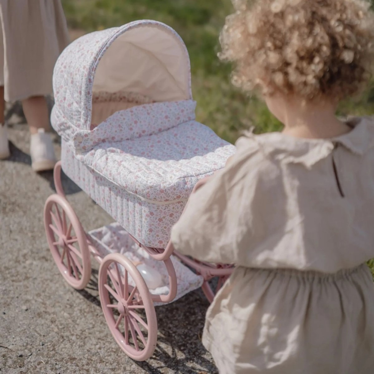 Roza klasičen voziček za punčko Soft Flowers (36 mesecev+), Little Dutch (LD4586)