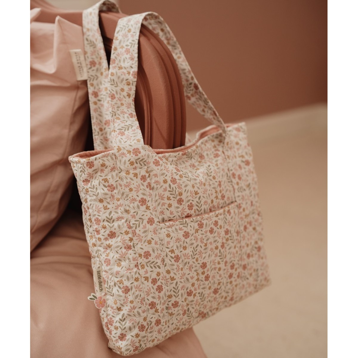 Roza previjalna torba za punčko Soft Flowers (3 leta+), Little Dutch (LD4589)
