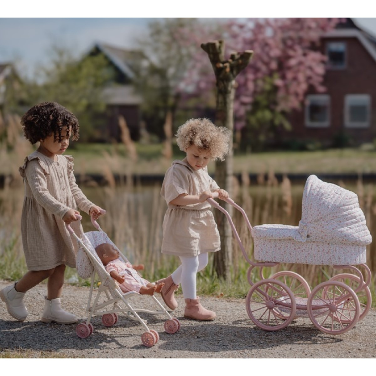 Roza kovinski voziček za punčko Soft Flowers (36 mesecev+), Little Dutch (LD4585)