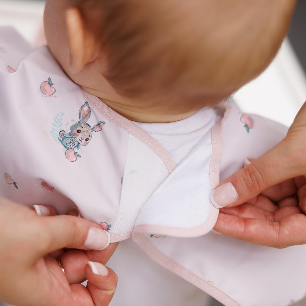Roza otroški slinček - predpasnik z dolgimi rokavi ZAJČEK , BabyOno-5