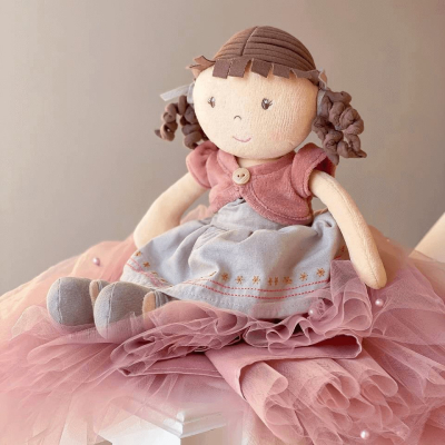 Umazano roza pletena babusova odeja SRČKI 75x100 cm, BabyOno + Punčka iz blaga Rose (12m+), 32 cm Bonikka